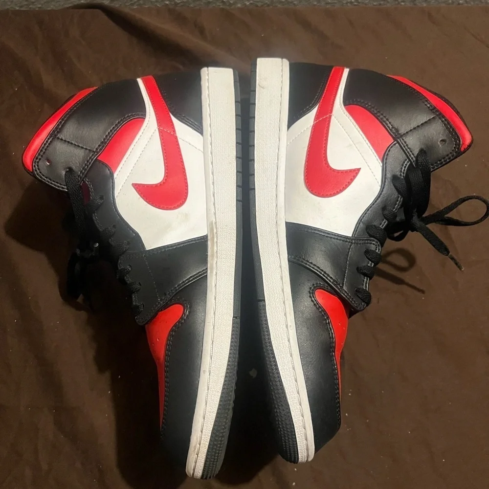 Nike Kids' Black and Red Sneakers Air Jordan 1 Mid Bred